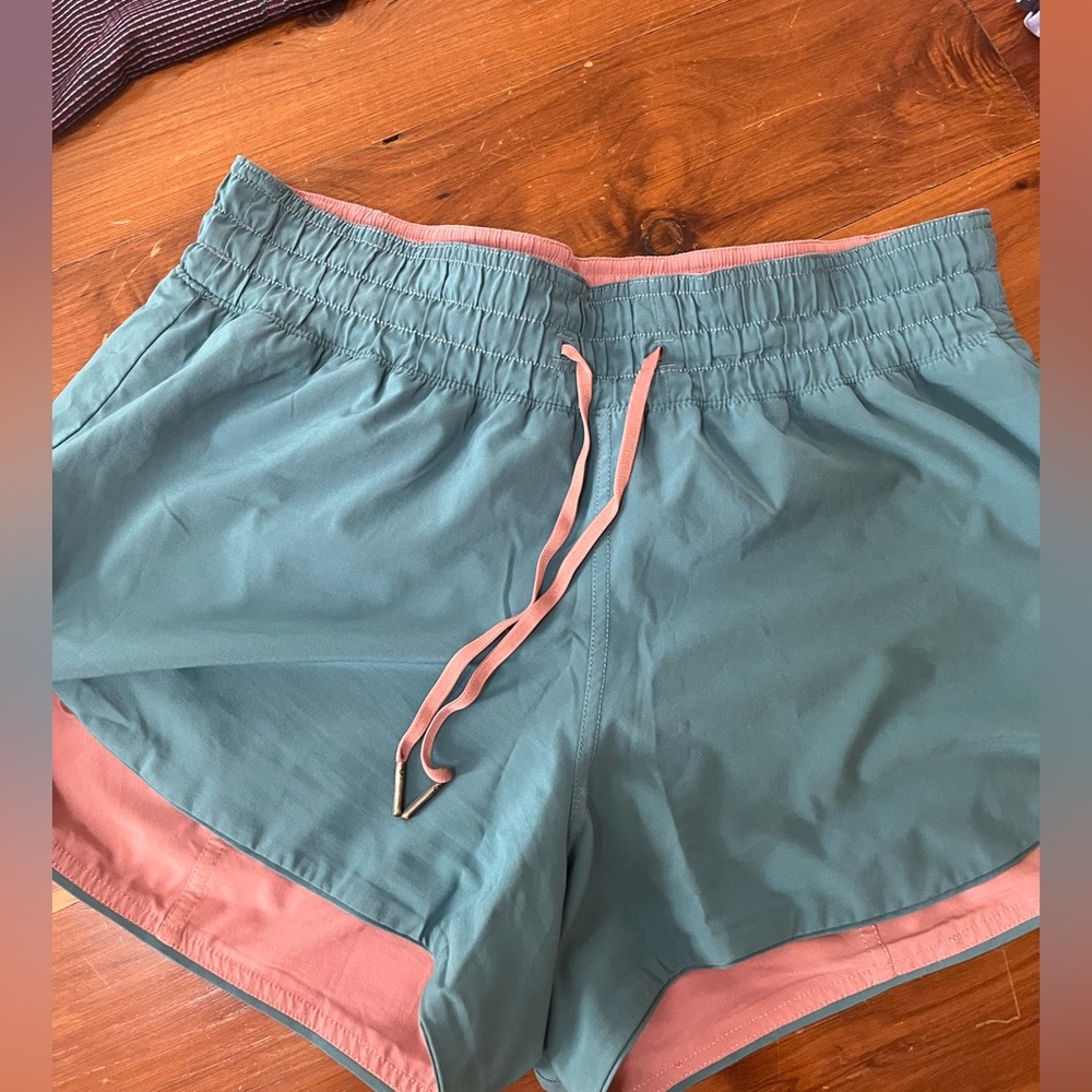 lululemon choose a side reversible shorts size 8. burgundy/teal. GUC